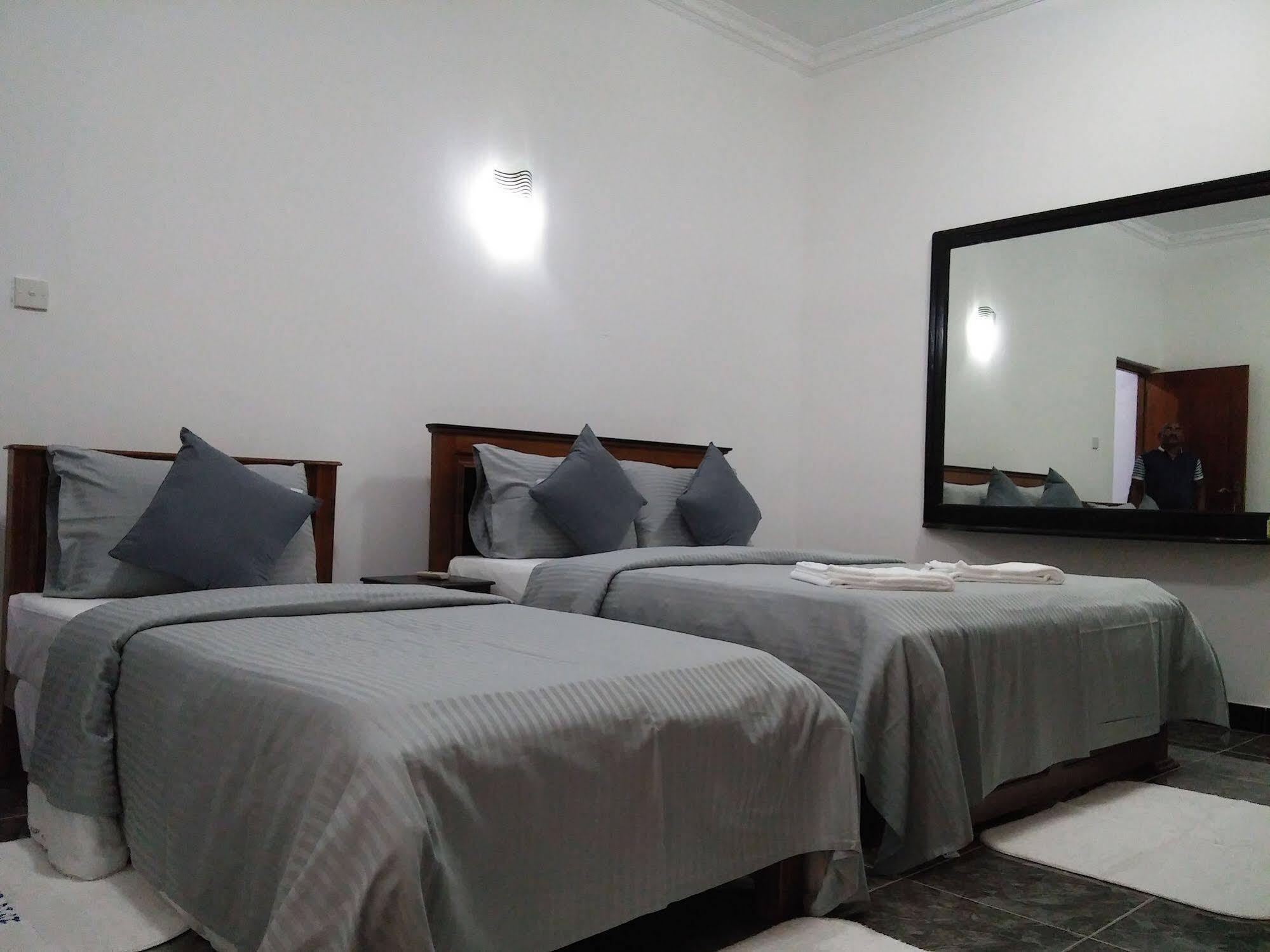 West Dene Bed & Breakfast Negombo Bagian luar foto
